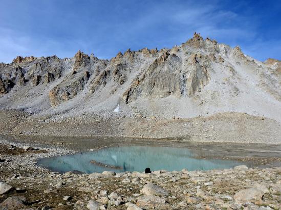 Le lac turquoise juste au-dessus de Dakstang yogma