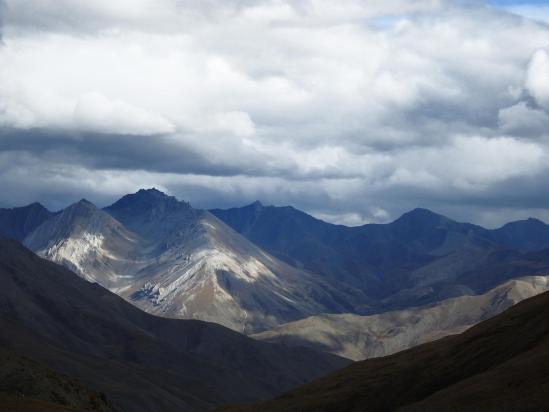 Depuis le cam de base des Numa La North et Central, le regard porte vers le S jusqu'aux chaînes de montagnes qui séparent la vallée de Dho tarap de celle de la Barbung khola