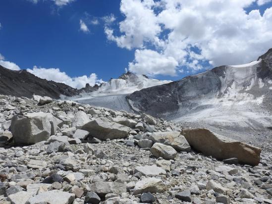 Vue arrière sur le glacier N alors que l'on a retrouvé le gazon...