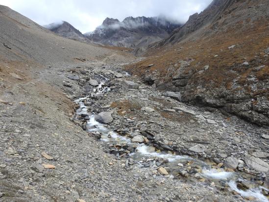 Descente de la vallée très minérale de la Ghuchung khola