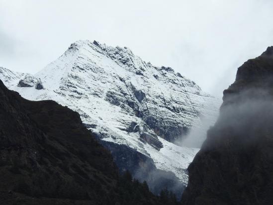 Les falaises de Yak kharka recouvertes de neige...