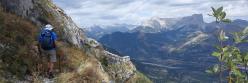 Un randonneur dans le Pas du Loup sur le versant E de la montagne de Céüse face à la montagne d'Aurouze