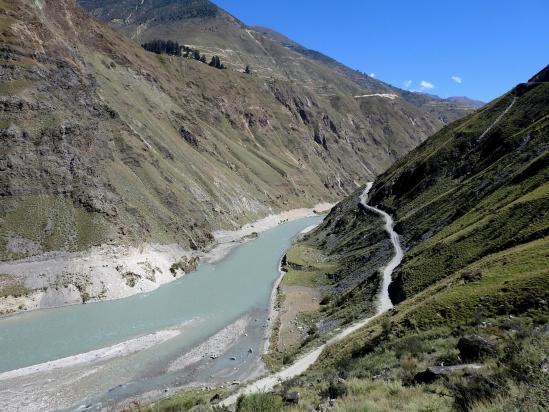 Sur la piste de Juphal au-dessus de la vallée de la Thuli Bheri khola