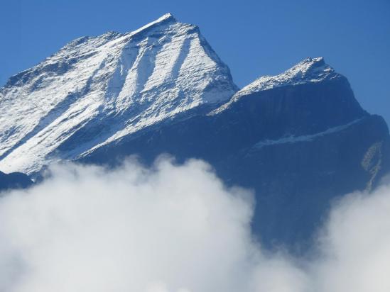 Ca y est ! On sort du Dolpo en passant au pied de ce pic qui appartient à la chaîne de l'Himalaya...