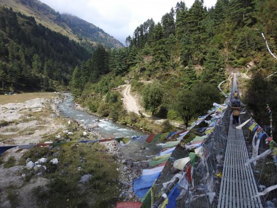 Traversée de la Junbesi khola au départ de Beni