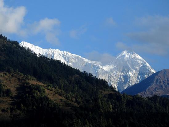 La crête du Numbur et le Khatang au fond de la vallée de la Dudh Kund khola