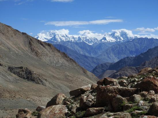 Sur les moraines menant au Dawa peak ABC, on dispose d'une large vue sur le massif du Saser kangri