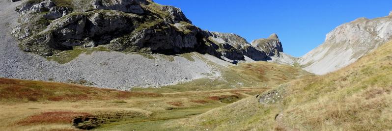 Remontée du vallon des Aiguilles (au fond le col et le Haut Bouffier)