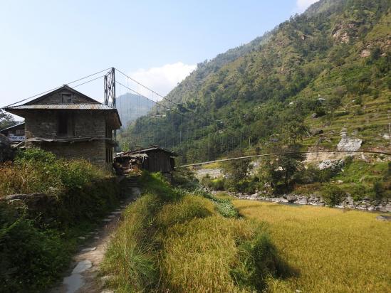 La passerelle sur la Likhu khola