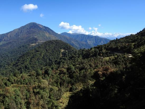 La colline de Pathibhara et la chaîne des Kabru dans le lointain sur la droite