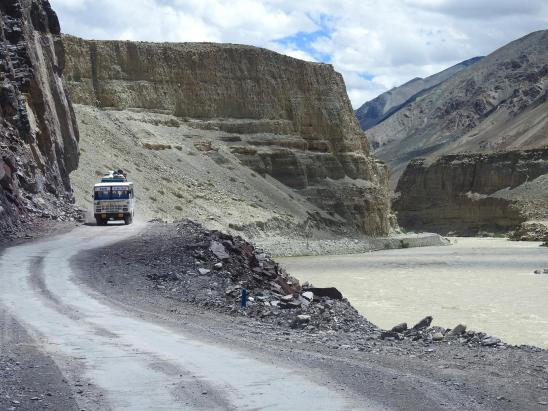 Sur la route le long de l'Indus entre Upshi et Mahe