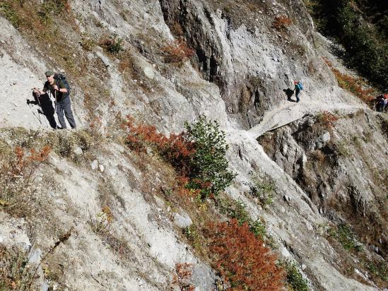 La traversée des couloirs d'avalanches dans la montée vers Olangchun Gola