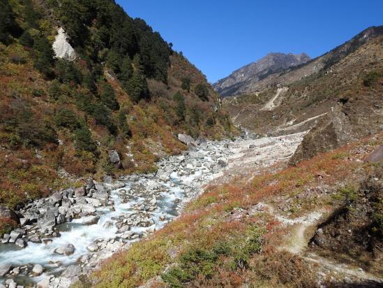 Sous la moraine sur laquelle est perché le village d'Olangchun Gola