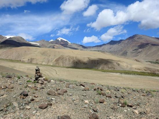 Au départ de la gompa de Nyima (le Ribil La est tout aufond flanqué du Chalung à sa gauche)