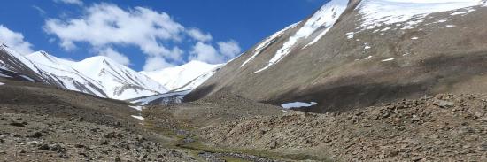 Au-dessus de la vallée d'accès au Steansi La