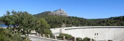 La montagne Sainte-Victoire vue depuis le lac du Bimont