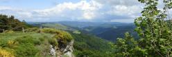Vue sur les montagnes d'Ardèche depuis le sentier de retour de Chaudeyrolles à Saint-Clément