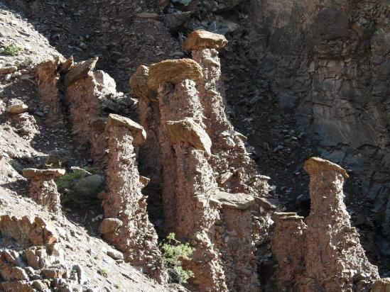 Cheminées de fées dans les gorges de la Kurmo chu