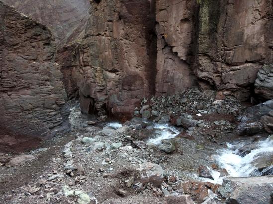 La porte dans les gorges de la Kurmo chu