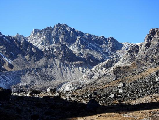 Le cirque minéral du Lumbasumba glacier à l'entrée duquel on établit le camp sur les dernières banquettes herbeuses