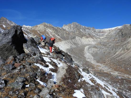 Sur la moraine au départ du camp de base E