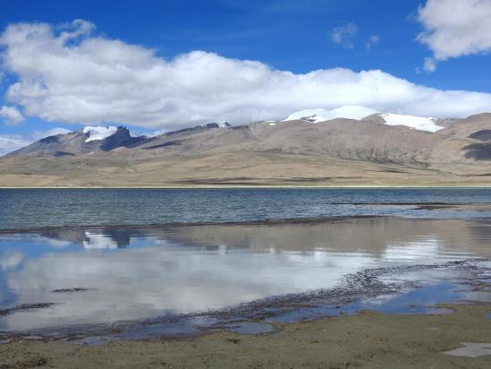 Le Ryul Tso avec à l'horizon le Charbatan et le Lungser Kangri