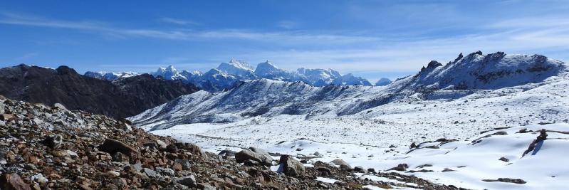 A l'approche du 1er col ; en se retournant, on dispose d'une large vue sur le massif du Kangchenjunga