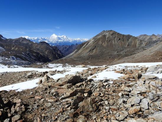 Descente du Lumbasumba La vers Yak kharka avec à l'horizon le Chamlang et le Makalu