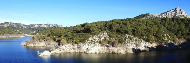 Vue sur la Sainte-Victoire depuis le barrage du lac de Bimont