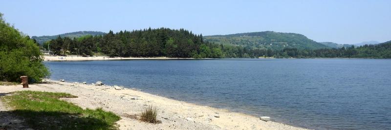 Sur la plage du lac d'Issarlès