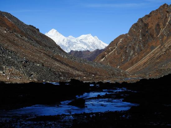 Descente de la vallée de la Lapsi khola avec le Makalu qui s'affiche à l'horizon