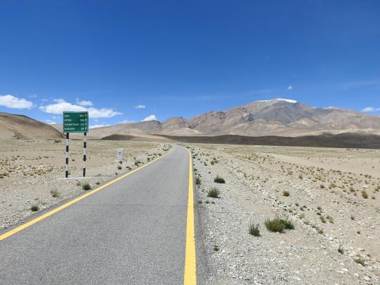 Remontée vers le N en empruntant la route stratégique militaire entre la plaine de Tegazang et le Chagarchan La