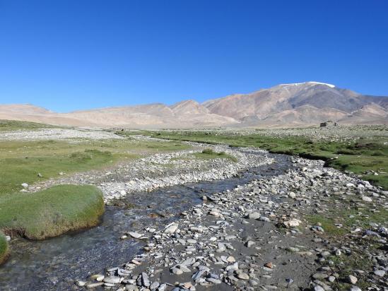 Depuis le camp, le Chagarchan est omniprésent