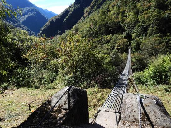 Passerelle sur l'Arun nadi