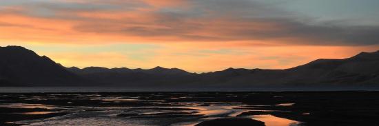 Coucher de soleil flamboyant sur le lac du Tsomo Riri