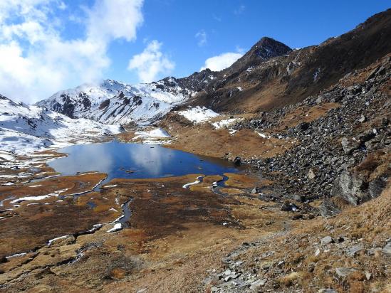 Vue arrière sur le plateau des lacs en montant vers le Popti La