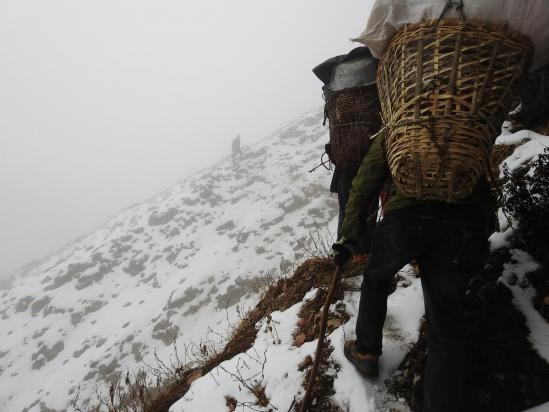 En automne, il faut être très prudent sur la neige glacée qui recouvre le chemin