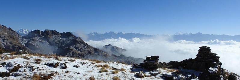 Sur le sentier-balcon entre Kalo pokhari et Korlangue kharka (Kangchenjunga et Jannu à l'horizon)