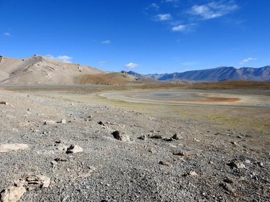 Sur le plateau morainique du lac Kum Tso, à sec...