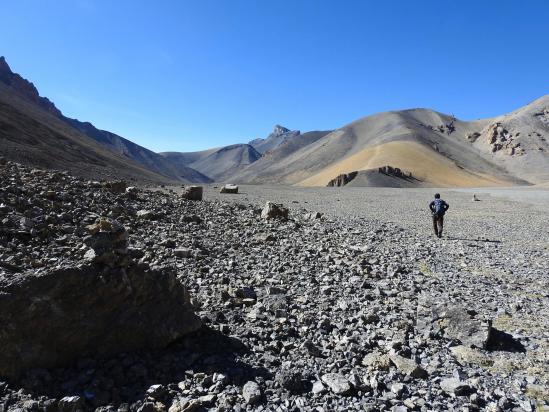 En direction de la base du Langpo La (c'est le vallon de droite)