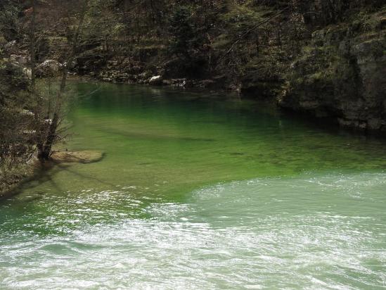 Les eaux vertes de l'Artuby rencontrent celles gris bleu du Verdon à la Mescla