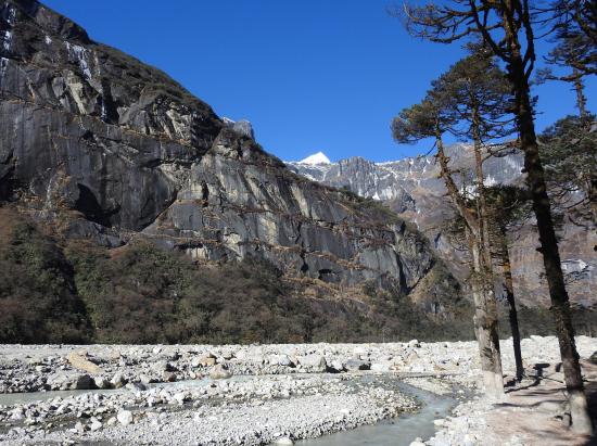 En amont de Yangri kharka le paysage a bien changé depuis le printemps 2017...