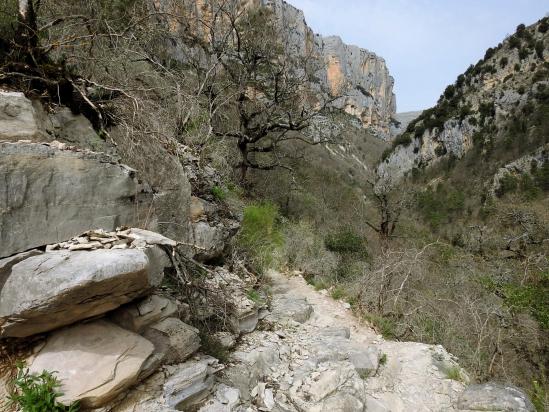 Sur le sentier entre la Baume aux Chiens et l'entrée du premier tunnel