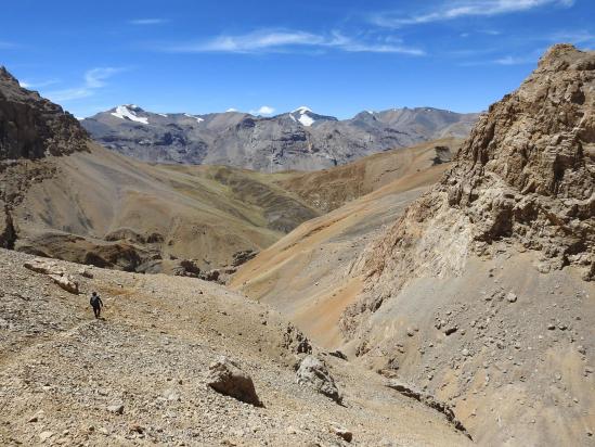 Les montagnes du Spiti se découvrent à l'horizon