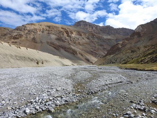 Traversée du thalweg de la rivière qui descend du Langpo La