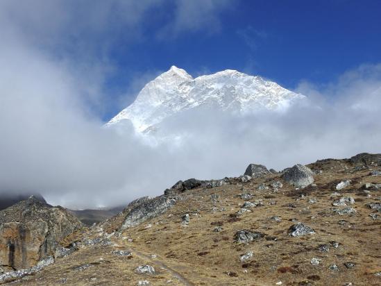 Sur le fil de la moraine, première apparition du Makalu