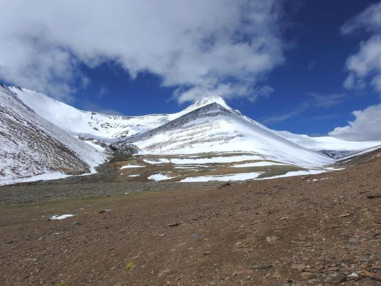 Un peu au-dessus du camp de base, l'entrée du cirque glaciaire du Lanyar La