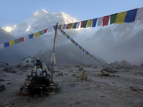 Lever de soleil brumeux sur le Makalu BC