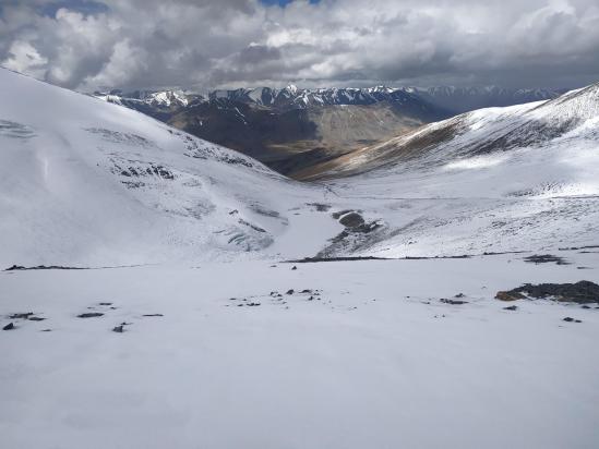 Au Lanyar La, côté W, on domine le vallon de Lanyar et celui, transversal, de la Zogoang togpo (photo Rinchen Norbu)