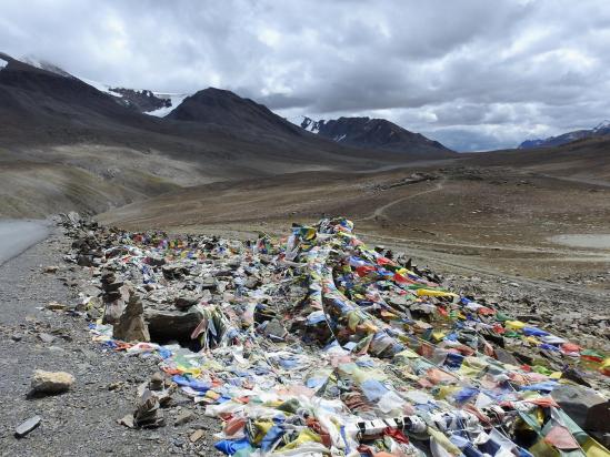 La route de Manali à Srinagar franchit le Paralatse La N à 4890m. Ca vaut bien quelques drapeaux, non ?